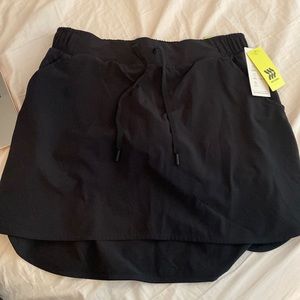 All in motion mid rise black skort